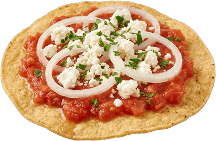 Tostada guatemalteca con salsa, cebolla y queso